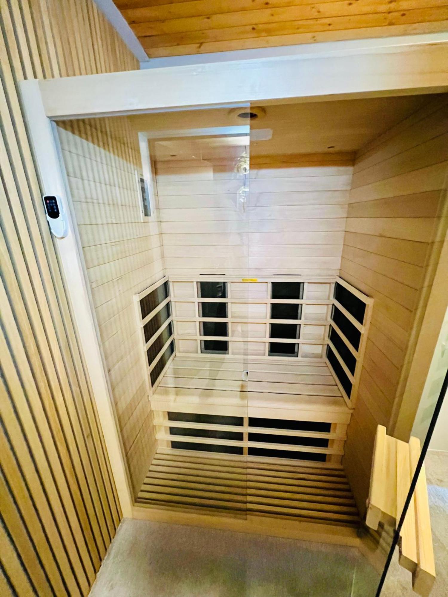 Mitten Im Schwarzwald Mit Infrarot-Sauna Und Garagenparkplatz Schönwalde Exterior foto
